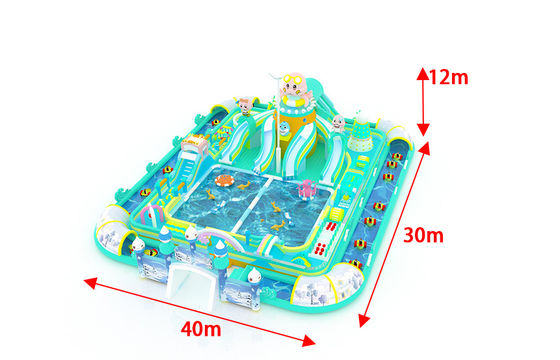 Parc aquatique gonflable géant multicolore avec petits jouets flottants