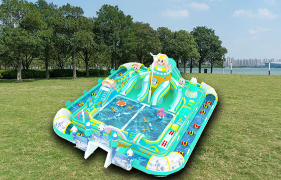 Parc aquatique gonflable géant multicolore avec petits jouets flottants