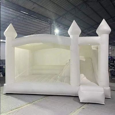 Maison de saut de mariage blanche pure avec des enfants qui sautent du château