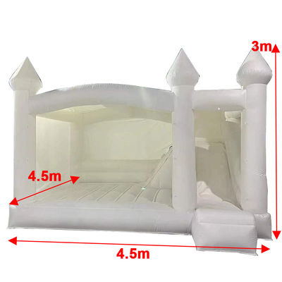 Maison de saut de mariage blanche pure avec des enfants qui sautent du château