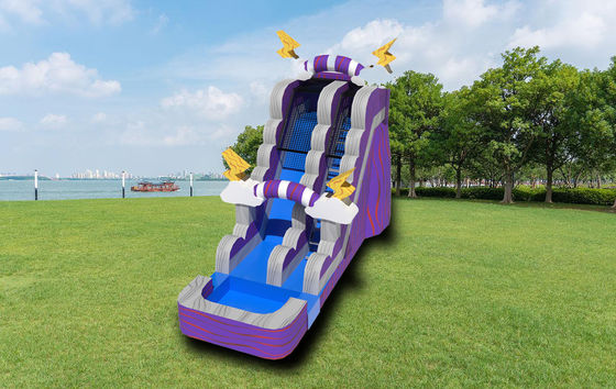 Glissière gonflable violet avec piscine et terrain de jeu extérieur