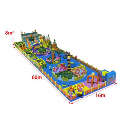 Grand parc à thème gonflable avec des obstacles de labyrinthe