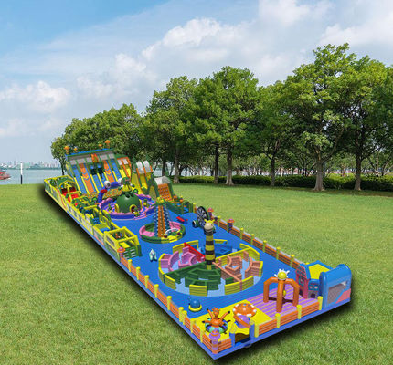 Grand parc à thème gonflable avec des obstacles de labyrinthe
