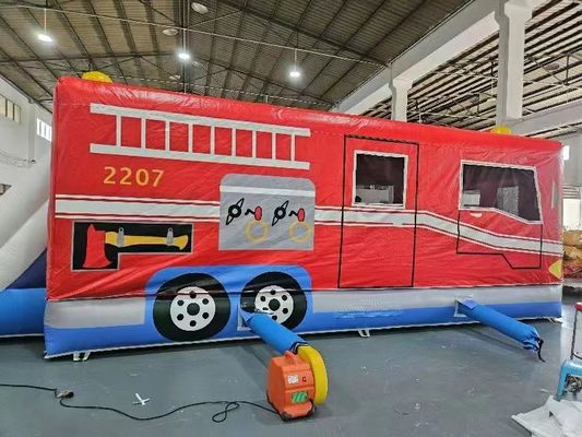 Une voiture gonflable rouge et bleue, une maison de saut, un camion de pompiers, un château de saut