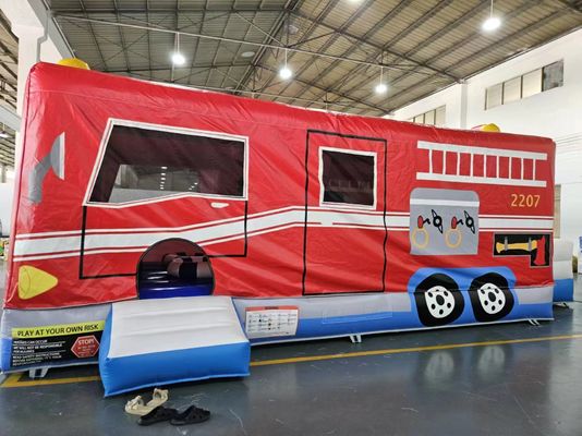 Une voiture gonflable rouge et bleue, une maison de saut, un camion de pompiers, un château de saut