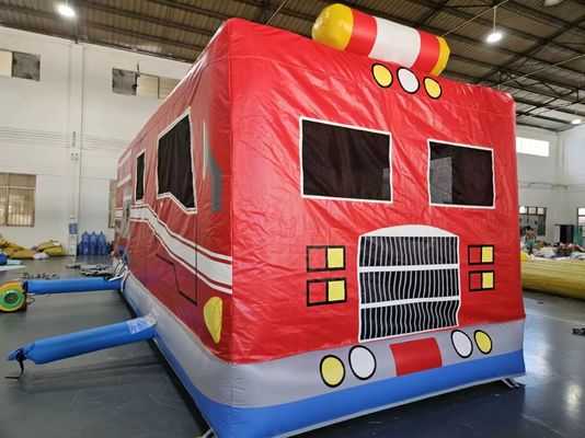 Une voiture gonflable rouge et bleue, une maison de saut, un camion de pompiers, un château de saut