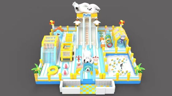 Grande piscine de sable gonflable avec des toboggans et des obstacles