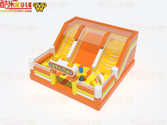 Grand château gonflable en orange avec de petits obstacles