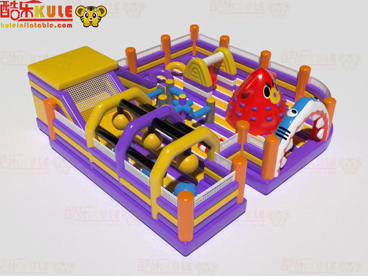 Un parc gonflable pour enfants avec des obstacles