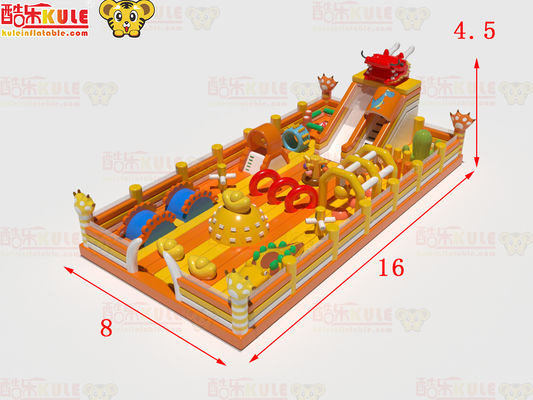 Le gardien du château gonflable avec les obstacles