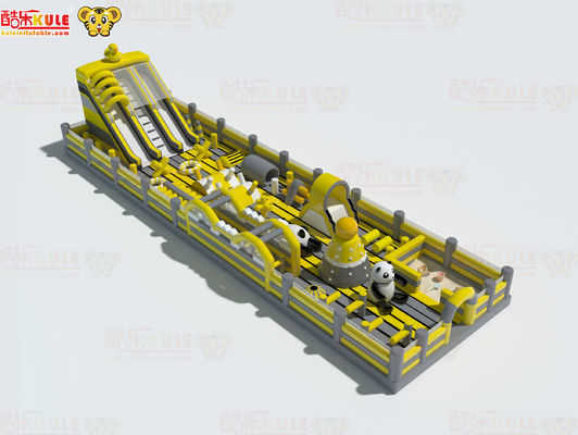 Grands obstacles gonflables de couleur jaune parc d'attractions terrain de jeu