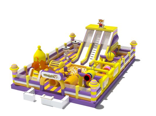 Le parc de loisirs du tigre, un terrain de jeu avec des grandes glissades et un parcours d'obstacles