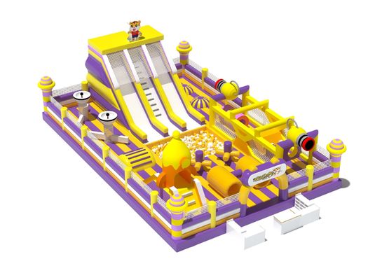 Le parc de loisirs du tigre, un terrain de jeu avec des grandes glissades et un parcours d'obstacles