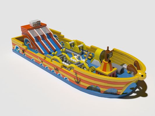 Un navire pirate gonflable fait sauter le château gonflable avec de grands toboggans