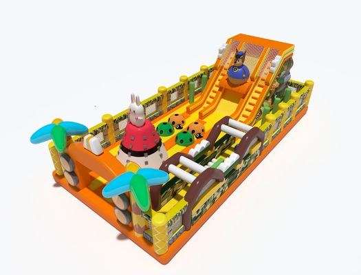 Des châteaux gonflables avec des obstacles
