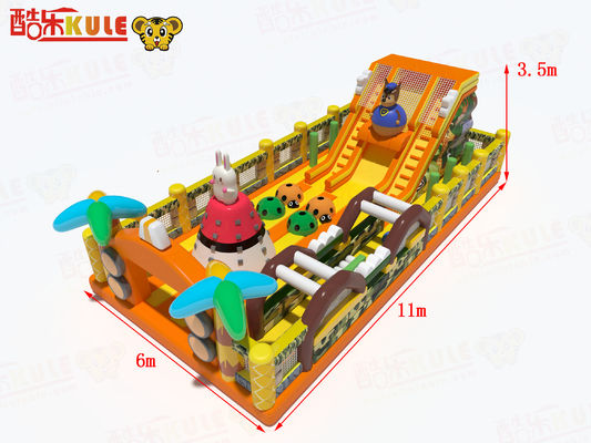 Des châteaux gonflables avec des obstacles