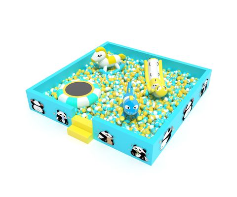 Jeux pour enfants, tout-petits, jeux doux, avec des balles d'océan, petits jouets