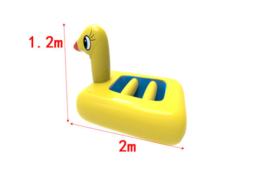 Le canard jaune jouets gonflables flottant sur l'eau sur les lacs et les océans