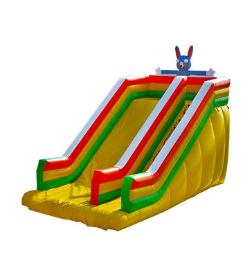 Le parc de loisirs pour enfants et lapins