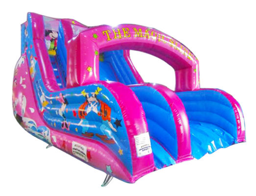 Le parc magique gonflable grand toboggan pour enfants amusant terrain de jeu