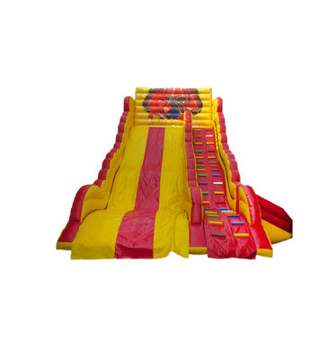 Une glissière gonflable pour enfants
