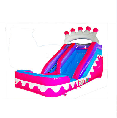 Une couronne rose gonflable mouillée sèche gonflable avec piscine
