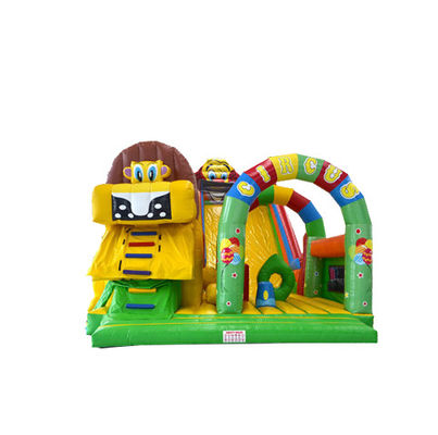 Petit château commercial avec des toboggans et un terrain de jeu pour enfants