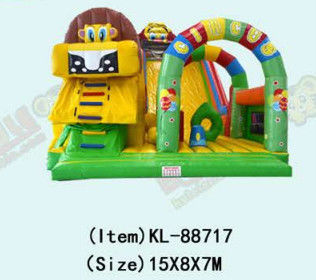 Petit château commercial avec des toboggans et un terrain de jeu pour enfants