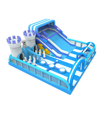 Château gonflable bleu: amusement pour les petits explorateurs