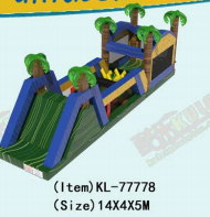 Un terrain de jeu gonflable tropical: une piste d'obstacles amusante