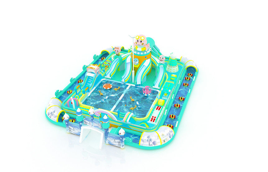 Parc aquatique gonflable géant multicolore avec petits jouets flottants
