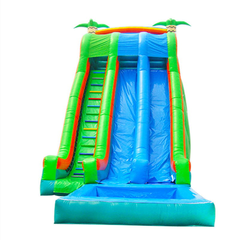 Des toboggans gonflables vibrants et colorés pour les enfants