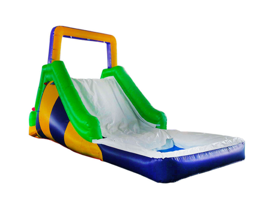 Des toboggans gonflables vibrants et colorés pour les enfants