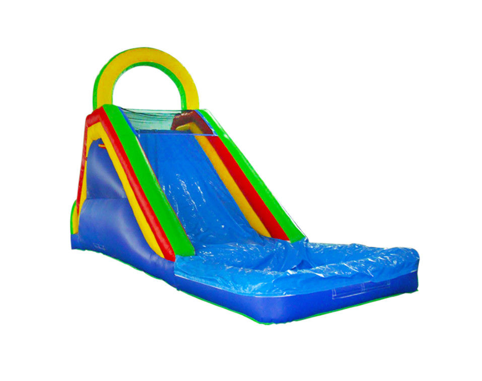 Des toboggans gonflables vibrants et colorés pour les enfants