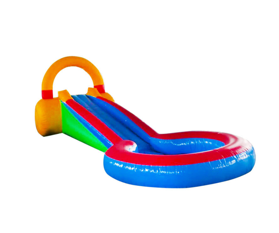 Des toboggans gonflables vibrants et colorés pour les enfants