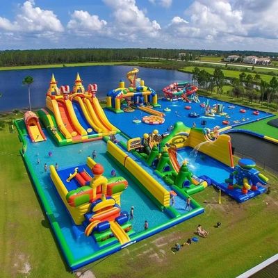 Un parc aquatique gonflable avec de grands toboggans et des jouets flottants