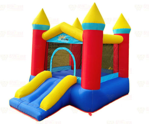 Des toboggans gonflables en polyester oxford et un trampoline pour enfants